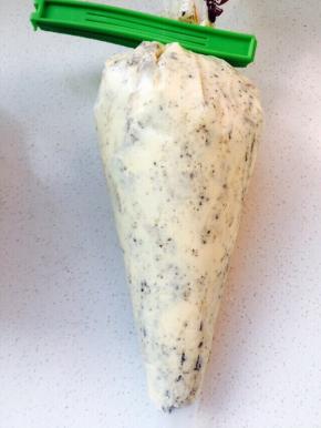 搅拌好的黄油糊，装入裱花袋，准备挤去模具