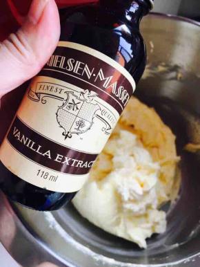 加入一点点香草精，搅拌均匀。这时候黄油的体积应该是变大的，如果黄油出现融化的现象，放到冰箱里冷藏几分钟，再继续操作