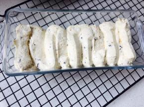 再把剩下的黄油糊挤入模具，把夹心盖住