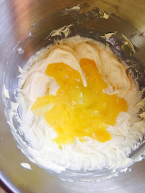 鸡蛋打散，分三次加入到黄油中，每次充分打进去，再加下一次