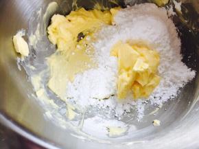黄油室温软化，加入糖粉，刮刀搅拌均匀，防止飞粉