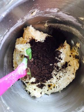 筛入低粉搅拌均匀，加入杏仁粉，搅拌均匀后，加入奥利奥碎。奥利奥碎是选加的，可以不放。