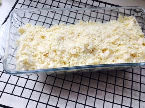 将酥粒撒于蛋糕表面，烤箱180度45分钟，20分钟时在中间位置割口儿。