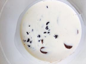 甘纳许馅料做起来很简单，将50克淡奶油加热，趁热倒入50克黑巧克力的容器中，不要搅拌它，放置一会儿，充分搅拌，放置到冰箱里冷藏