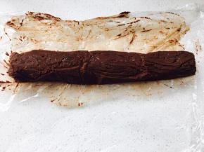 冷藏过后，它质地变硬，将它置于保鲜膜上，捏成圆柱形，如果质地偏软，就冷冻一会儿，冻至拿起不弯即可