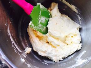 要将桶壁上的黄油用刮刀刮下来，保证黄油的充分打发