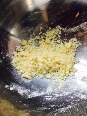 黄油，低粉，砂糖，搓成酥粒，加入杏仁片作为表面装饰