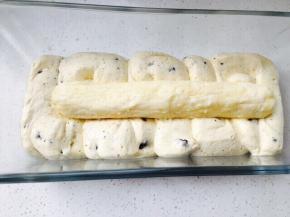 奶酪同理，把奶油奶酪于糖粉搅拌均匀后，用保鲜膜裹起来，捏成圆柱