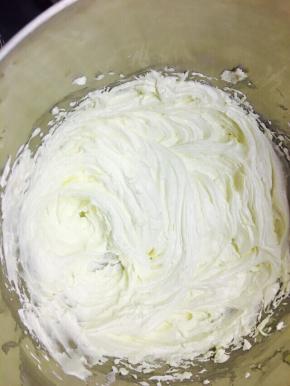 然后打发至颜色发白，表面有光泽