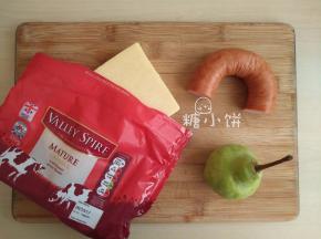 这是我用的材料：奶酪、德式香肠和梨。
梨子我买不到京白梨，超市有啥用啥~奶酪我用的熟制的车达
