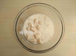 所有主面团材料混合揉至出膜。
老面我原本就有所以没有特意做，如果没有的话要提前准备：
把方子给出的所有老面材料混合揉成光滑均匀的面团，室温发酵60分钟即可。冷藏可保存3天