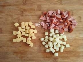 奶酪、梨子和德式香肠都切丁备用，大小在0.5-1cm