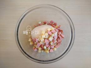 揉好的面团加入步骤2准备好的辅料丁轻轻揉匀