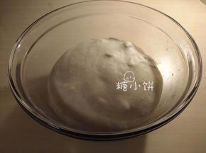 原方是室温发酵30分钟。
我减少了酵母延长了发酵时间，发到大约2倍大小。