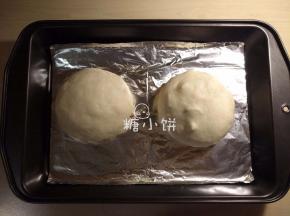 分割成两个面剂子，分别滚圆。
原方是滚圆醒发20分钟后再次滚圆，我没有中间松弛，直接滚圆末发。