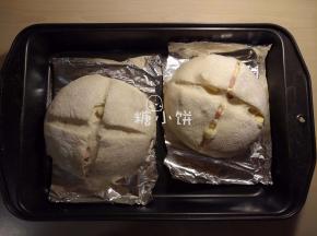 在表面划十字刀。
我的面团发酵后都快粘一起了，所以我强行把它们拆开些= =