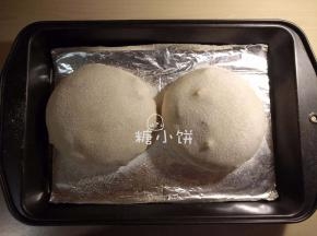 室温末发40分钟，表面筛上薄薄一层面粉
（等待发酵的时候预热烤箱和石板）