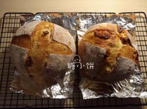 关于烘烤：原方是送入预热好200℃的烤箱中的石板上，
另加一个空烤盘倒入凉水产生蒸汽，烘烤约20-22分钟。
我是预热250℃，倒热水，蒸汽10分钟后取出水盘，转220℃再12分钟。供参考~