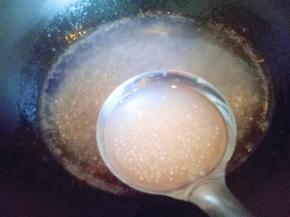 锅中加入清水大火烧开，下入西米，用勺子不停的搅拌，避免西米黏再一起。(待水烧开后再加入西米哦)