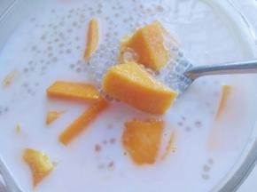 将西米放大一点的玻璃碗中，加入西米，再倒入椰汁，放入芒果，可以开吃。