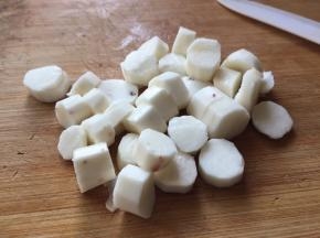 山药，削皮，切成块；