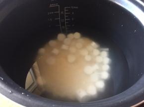 把小米、粥米还有山药都放入电饭煲的内胆中；