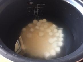 把小米、粥米还有山药都放入电饭煲的内胆中；