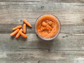 90克胡萝卜加70克水，用机器打成很细腻的泥。