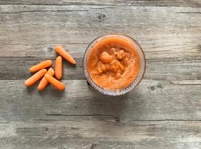 90克胡萝卜加70克水，用机器打成很细腻的泥。