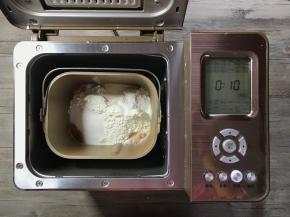 面团材料（除黄油外），放入面包机内，设置和面10分钟。