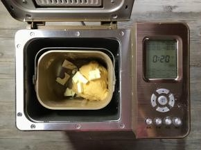 加入黄油，再设置和面20分钟。