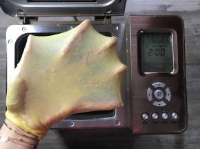 和面结束，可以拉出完美的手套膜。