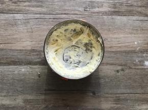 基础发酵的时间来制作椰蓉馅：
  黄油软化后加入糖粉，打顺滑。