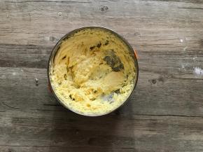 分次加入蛋液，打匀。