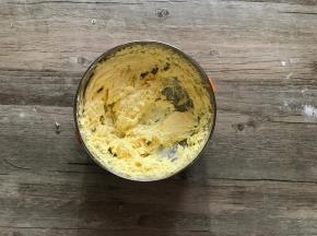 分次加入蛋液，打匀。