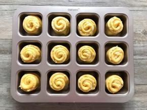 收口处捏紧。
摆入模内