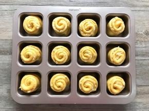 收口处捏紧。
摆入模内