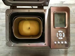 基础发酵结束，可以用手指沾干粉插入面团拔起，洞口不回缩不塌陷即可。