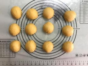 取出发好的面团，排气后均匀分成12份，滚圆盖上保鲜膜松弛15分钟左右。