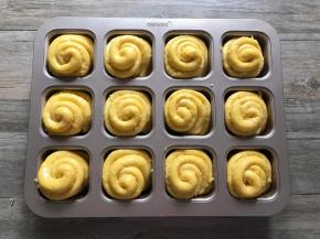 取出二发的面团，烤箱170度预热。
二发好的面团表面刷一层蛋液。