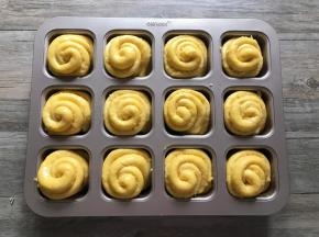 取出二发的面团，烤箱170度预热。
二发好的面团表面刷一层蛋液。