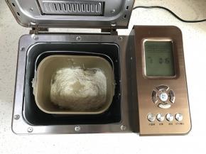 将所有面团材料（除黑芝麻外）放入面包机，启动和面15分钟。