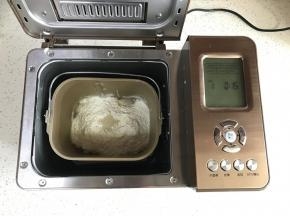 将所有面团材料（除黑芝麻外）放入面包机，启动和面15分钟。