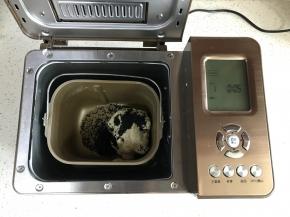 和面还剩下5分钟时，加入黑芝麻。