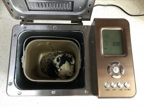 和面还剩下5分钟时，加入黑芝麻。