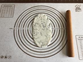 取一面团，稍加按扁后擀成长舌形，边上按出空气。