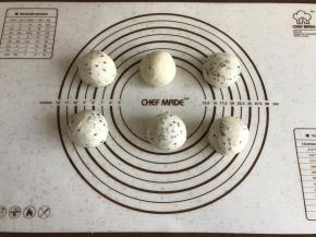 和面结束，将面团平均分割成6份，盖上湿布或保鲜膜松弛30分钟。