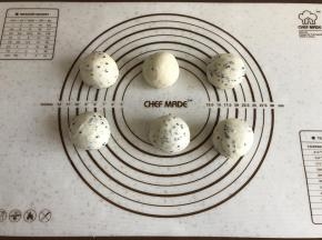 和面结束，将面团平均分割成6份，盖上湿布或保鲜膜松弛30分钟。