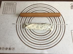 长边先向内折三分之一，拍出空气。
另一边同样三分之一向内折，拍出空气。