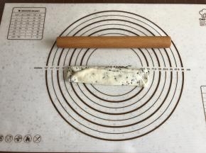 长边先向内折三分之一，拍出空气。
另一边同样三分之一向内折，拍出空气。